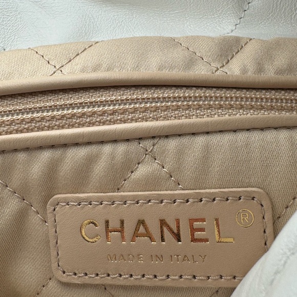 CHANEL SMALL 22 HANDBAG - Picture 9 of 15